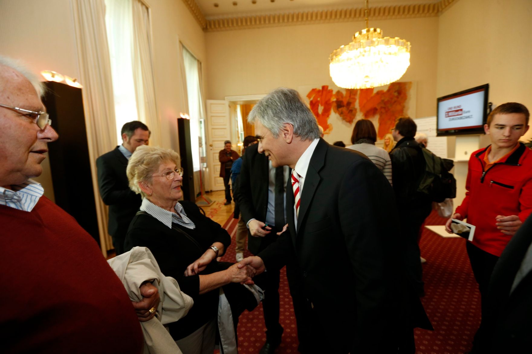 Am 26. Oktober 2013 empfing Bundeskanzler Werner Faymann im Rahmen des Nationalfeiertages Besucherinnen und Besucher im Bundeskanzleramt.