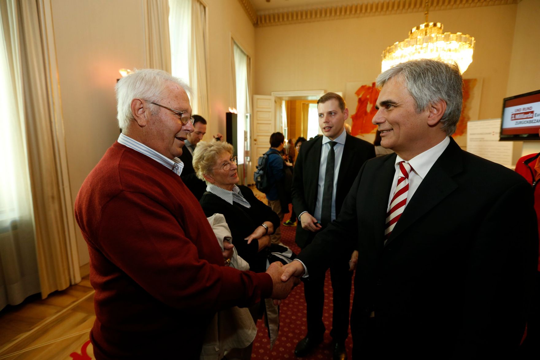 Am 26. Oktober 2013 empfing Bundeskanzler Werner Faymann im Rahmen des Nationalfeiertages Besucherinnen und Besucher im Bundeskanzleramt.
