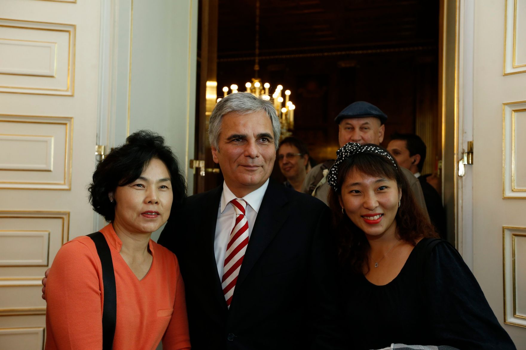 Am 26. Oktober 2013 empfing Bundeskanzler Werner Faymann im Rahmen des Nationalfeiertages Besucherinnen und Besucher im Bundeskanzleramt.