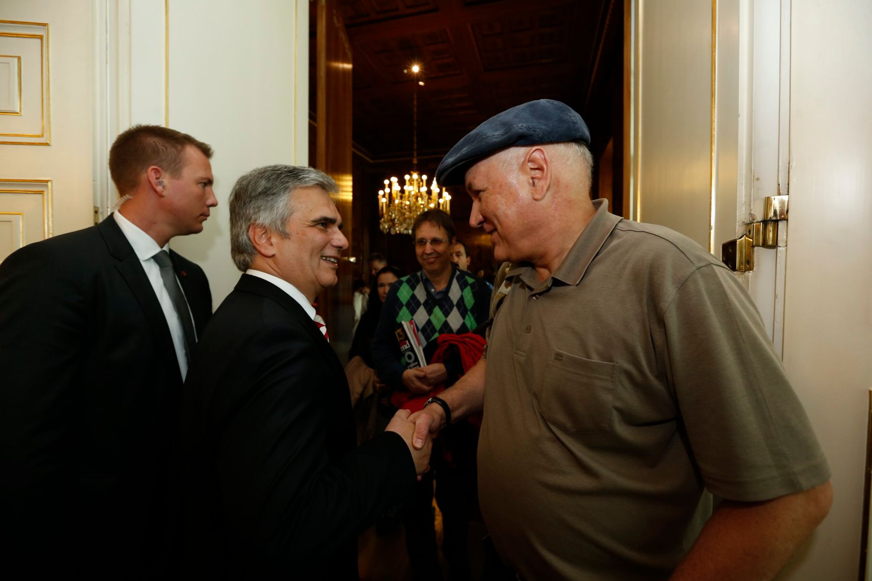 Am 26. Oktober 2013 empfing Bundeskanzler Werner Faymann im Rahmen des Nationalfeiertages Besucherinnen und Besucher im Bundeskanzleramt.