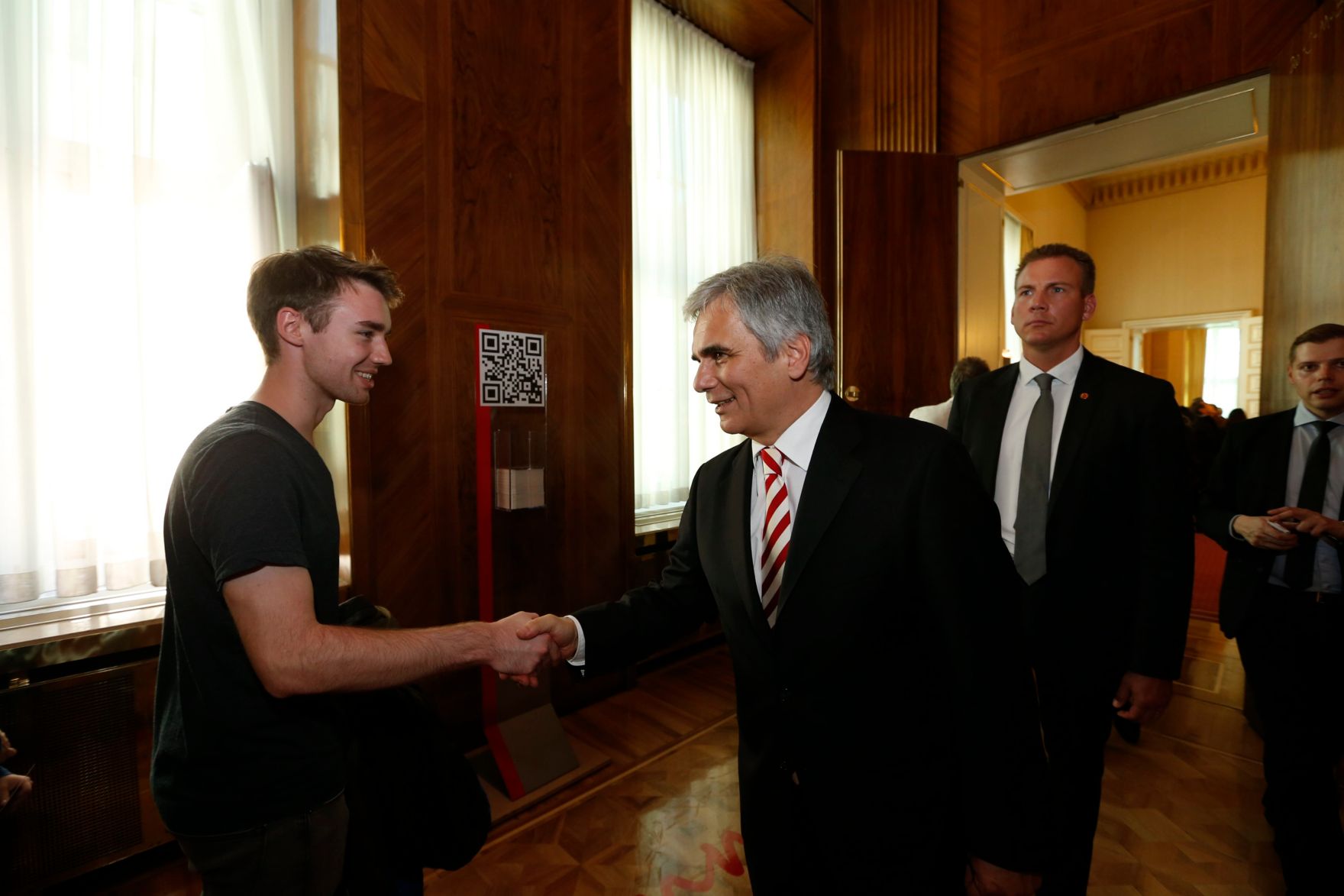 Am 26. Oktober 2013 empfing Bundeskanzler Werner Faymann im Rahmen des Nationalfeiertages Besucherinnen und Besucher im Bundeskanzleramt.