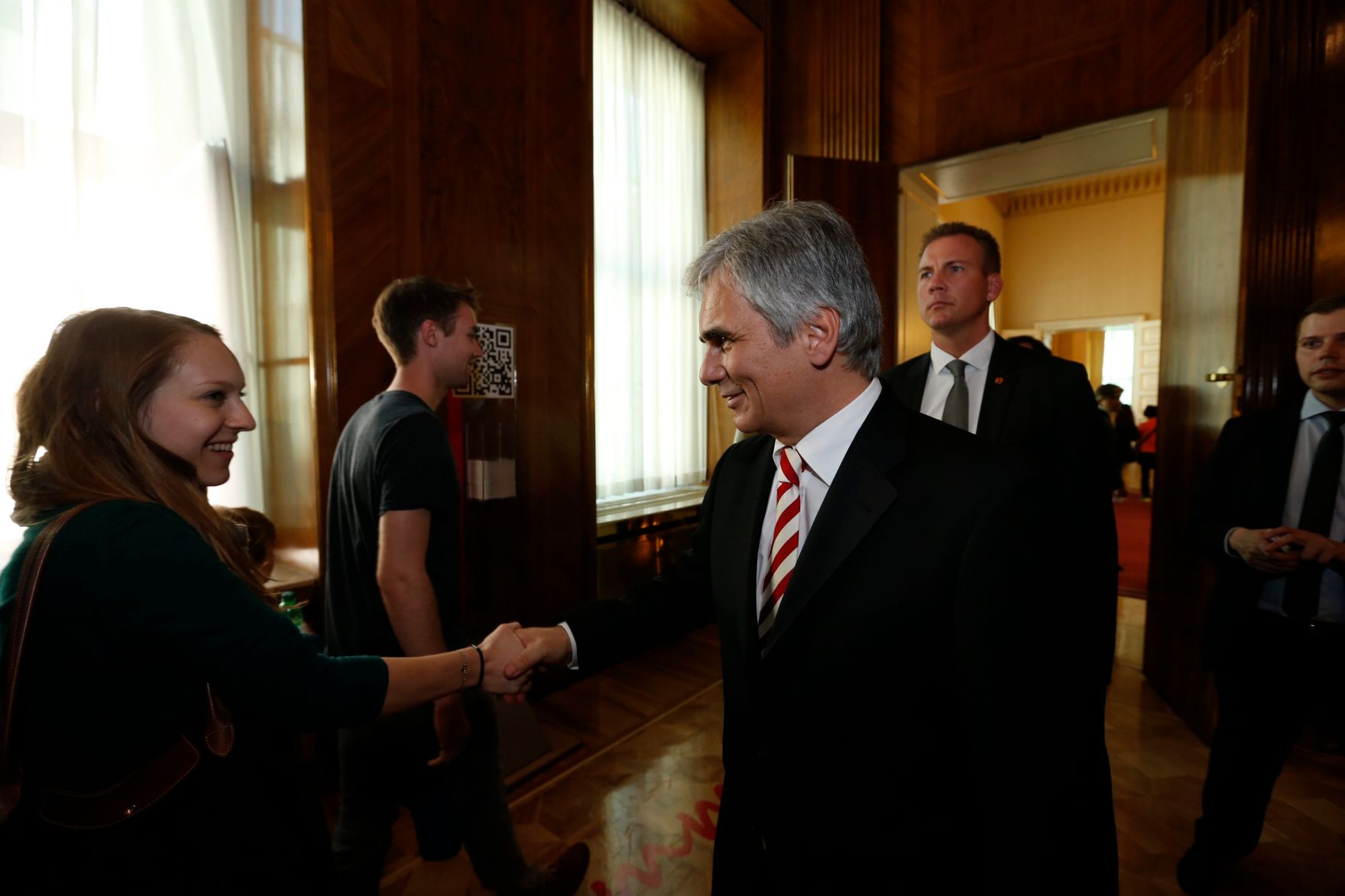 Am 26. Oktober 2013 empfing Bundeskanzler Werner Faymann im Rahmen des Nationalfeiertages Besucherinnen und Besucher im Bundeskanzleramt.