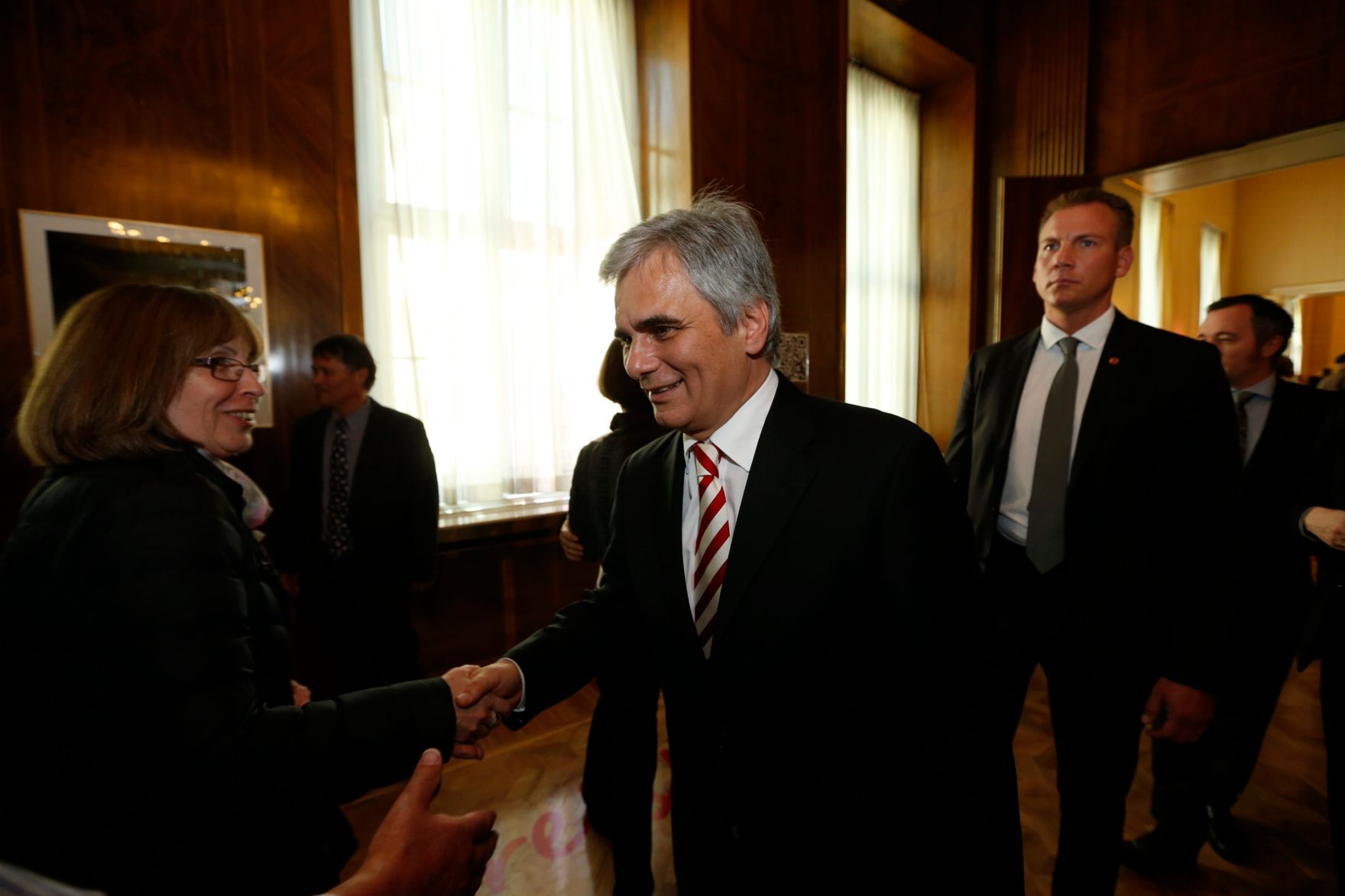 Am 26. Oktober 2013 empfing Bundeskanzler Werner Faymann im Rahmen des Nationalfeiertages Besucherinnen und Besucher im Bundeskanzleramt.