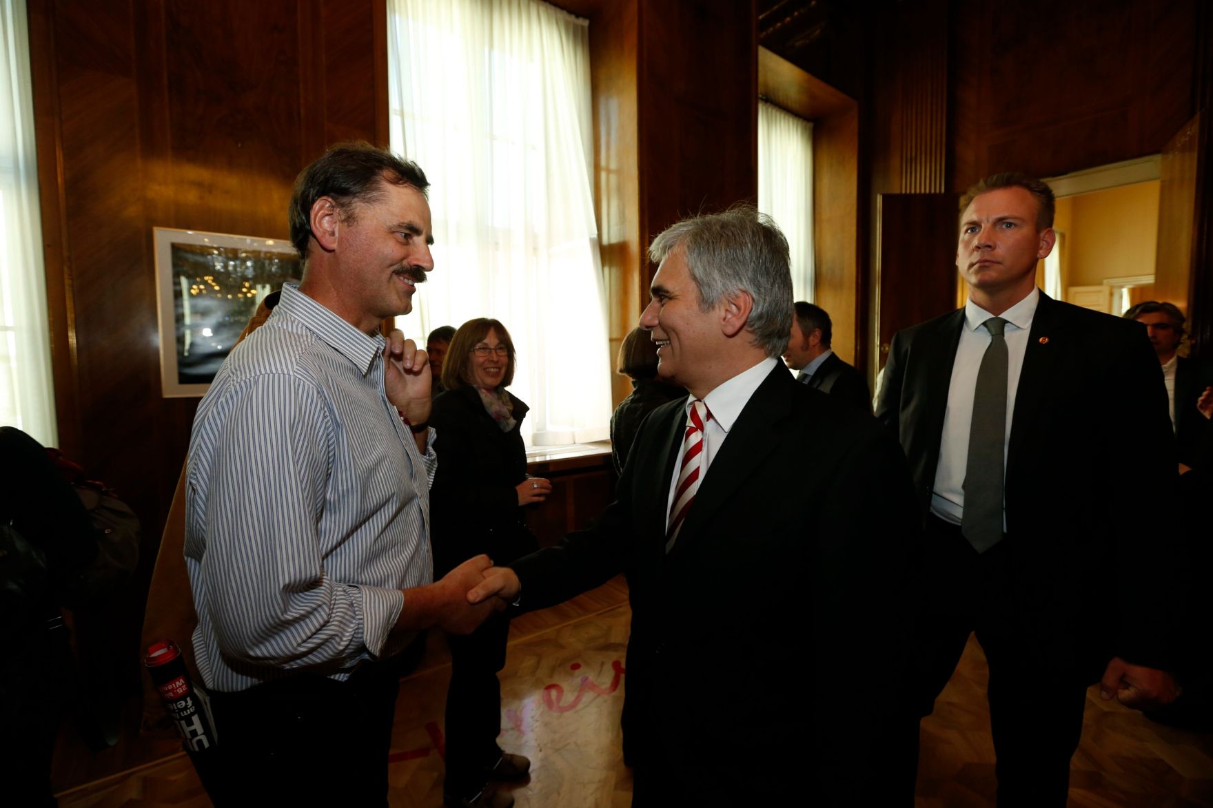 Am 26. Oktober 2013 empfing Bundeskanzler Werner Faymann im Rahmen des Nationalfeiertages Besucherinnen und Besucher im Bundeskanzleramt.