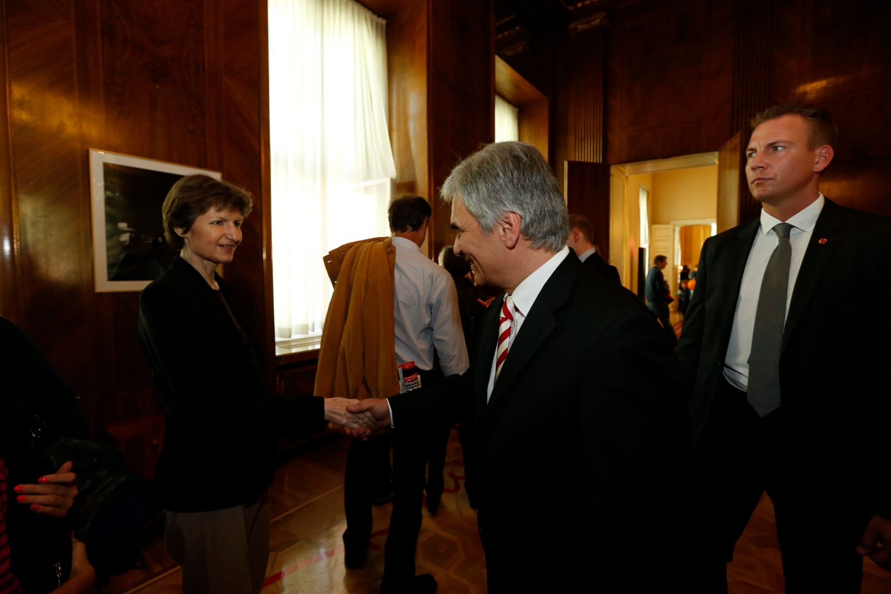 Am 26. Oktober 2013 empfing Bundeskanzler Werner Faymann im Rahmen des Nationalfeiertages Besucherinnen und Besucher im Bundeskanzleramt.