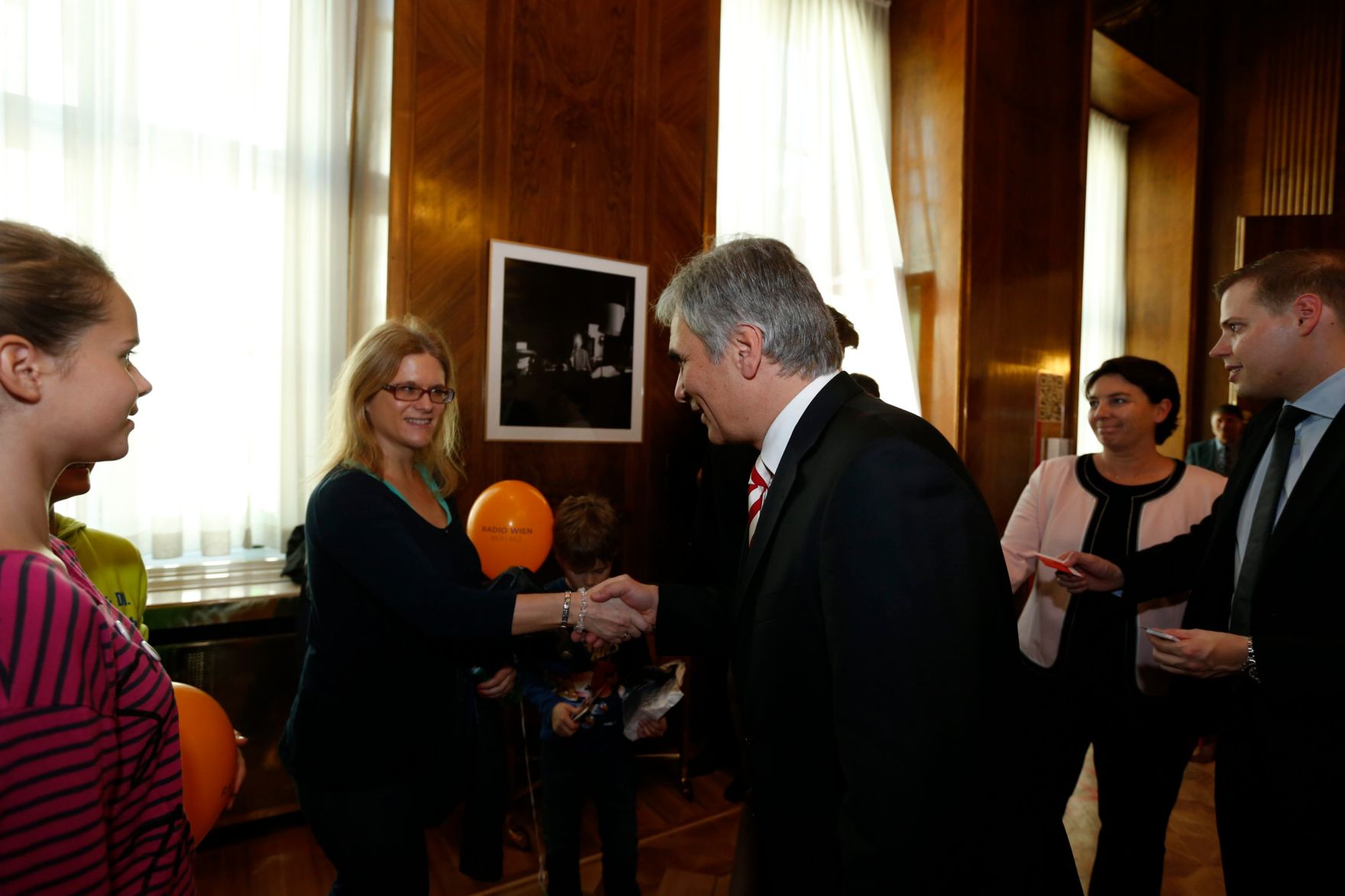 Am 26. Oktober 2013 empfing Bundeskanzler Werner Faymann im Rahmen des Nationalfeiertages Besucherinnen und Besucher im Bundeskanzleramt.