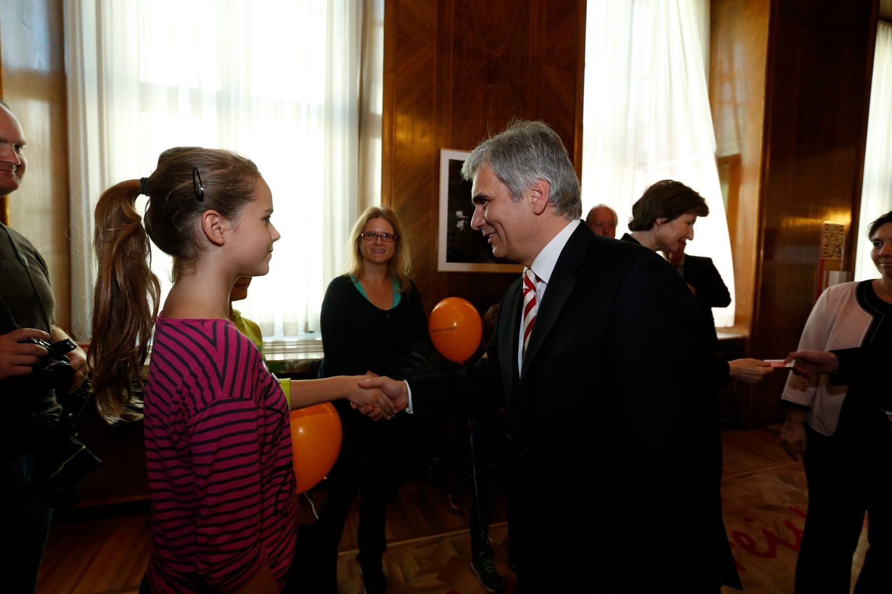 Am 26. Oktober 2013 empfing Bundeskanzler Werner Faymann im Rahmen des Nationalfeiertages Besucherinnen und Besucher im Bundeskanzleramt.