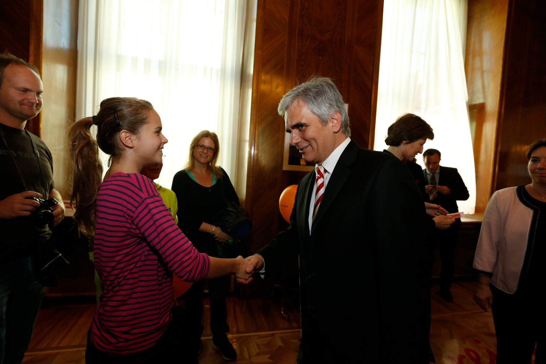 Am 26. Oktober 2013 empfing Bundeskanzler Werner Faymann im Rahmen des Nationalfeiertages Besucherinnen und Besucher im Bundeskanzleramt.