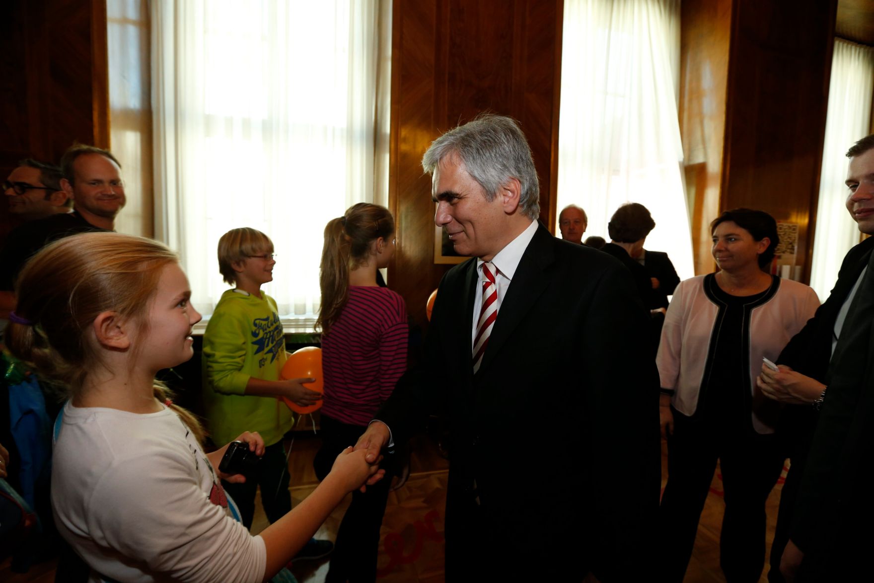 Am 26. Oktober 2013 empfing Bundeskanzler Werner Faymann im Rahmen des Nationalfeiertages Besucherinnen und Besucher im Bundeskanzleramt.