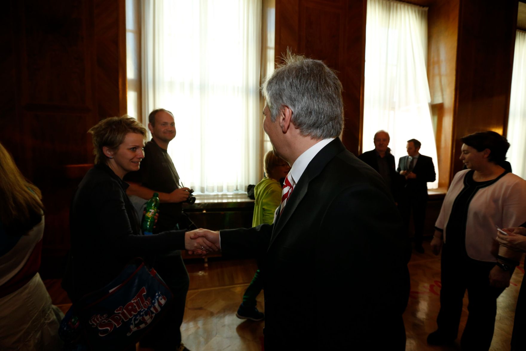 Am 26. Oktober 2013 empfing Bundeskanzler Werner Faymann im Rahmen des Nationalfeiertages Besucherinnen und Besucher im Bundeskanzleramt.