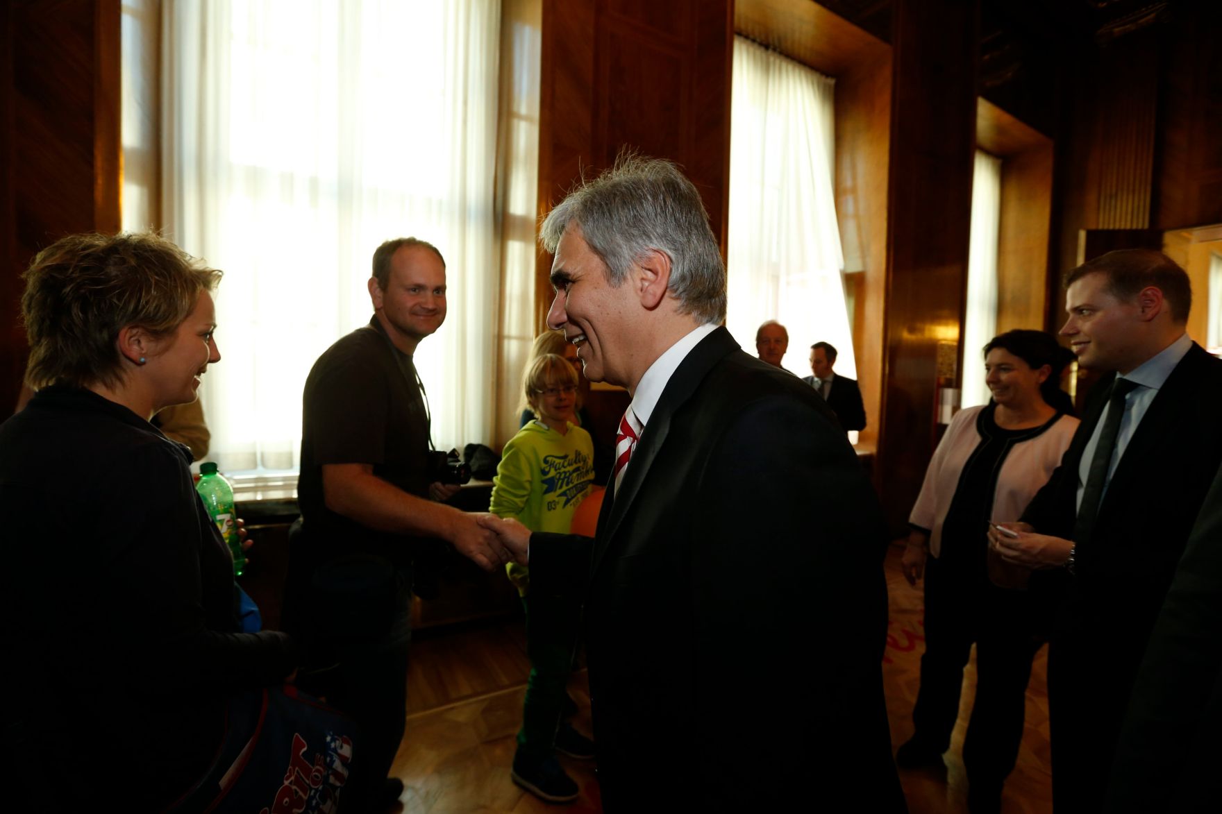 Am 26. Oktober 2013 empfing Bundeskanzler Werner Faymann im Rahmen des Nationalfeiertages Besucherinnen und Besucher im Bundeskanzleramt.