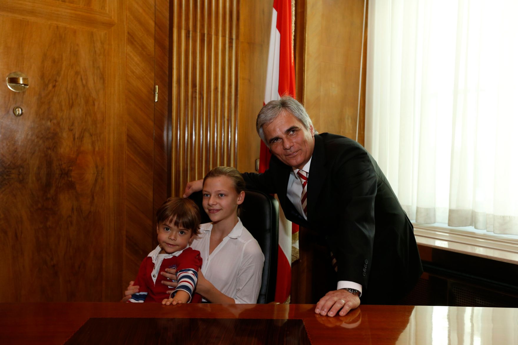 Am 26. Oktober 2013 empfing Bundeskanzler Werner Faymann im Rahmen des Nationalfeiertages Besucherinnen und Besucher im Bundeskanzleramt.