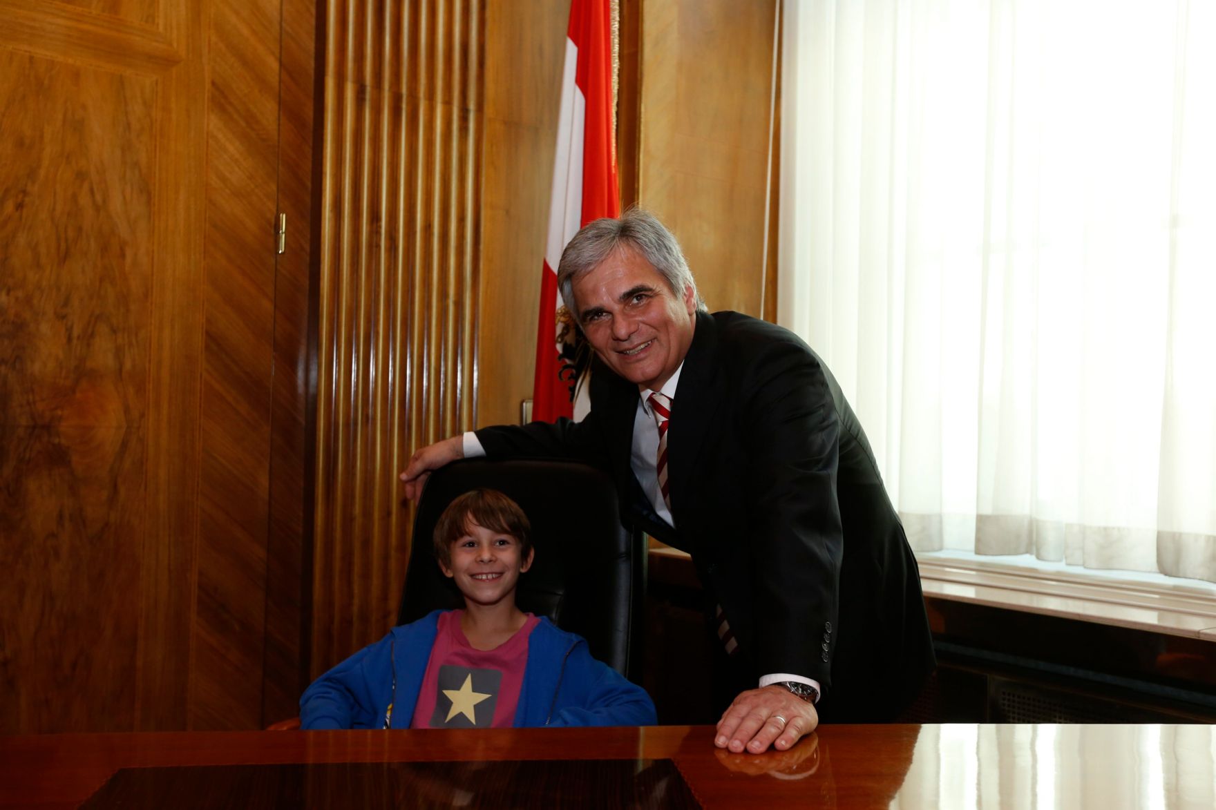 Am 26. Oktober 2013 empfing Bundeskanzler Werner Faymann im Rahmen des Nationalfeiertages Besucherinnen und Besucher im Bundeskanzleramt.