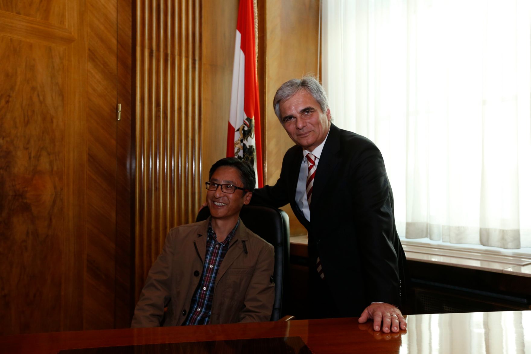 Am 26. Oktober 2013 empfing Bundeskanzler Werner Faymann im Rahmen des Nationalfeiertages Besucherinnen und Besucher im Bundeskanzleramt.