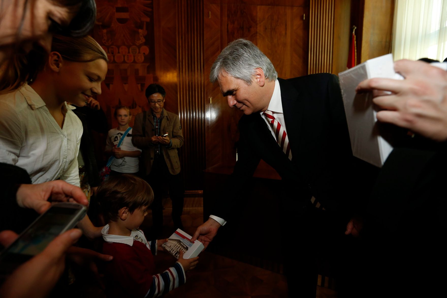 Am 26. Oktober 2013 empfing Bundeskanzler Werner Faymann im Rahmen des Nationalfeiertages Besucherinnen und Besucher im Bundeskanzleramt.