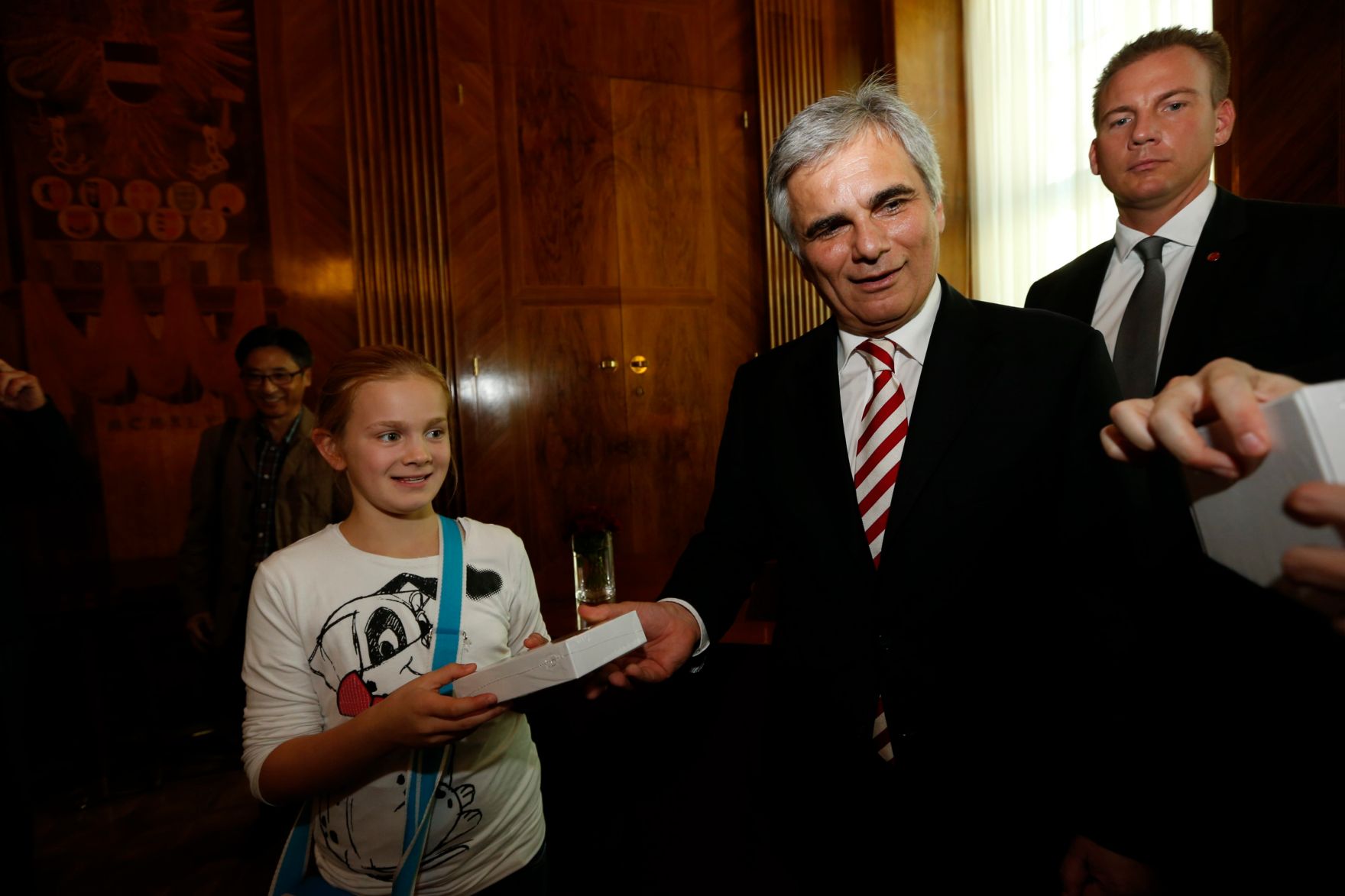 Am 26. Oktober 2013 empfing Bundeskanzler Werner Faymann im Rahmen des Nationalfeiertages Besucherinnen und Besucher im Bundeskanzleramt.