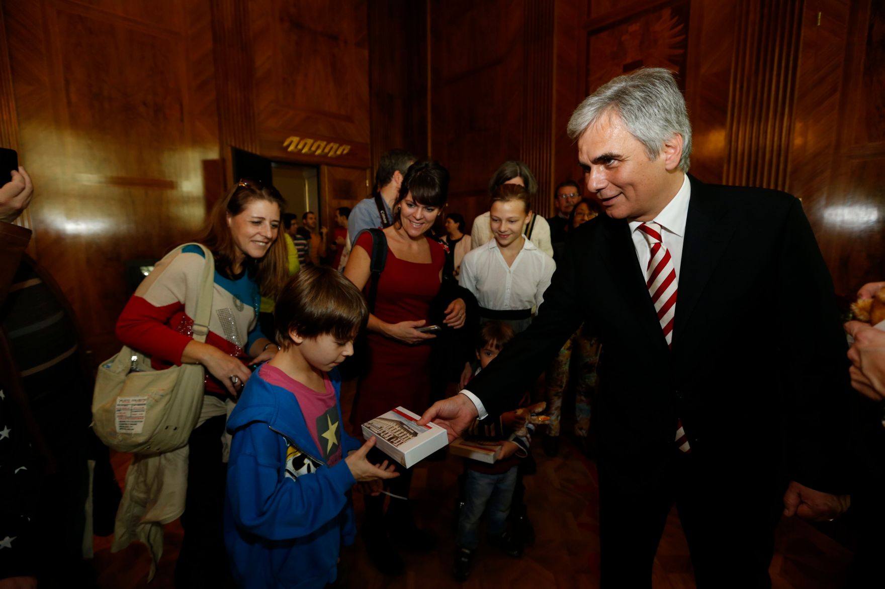 Am 26. Oktober 2013 empfing Bundeskanzler Werner Faymann im Rahmen des Nationalfeiertages Besucherinnen und Besucher im Bundeskanzleramt.