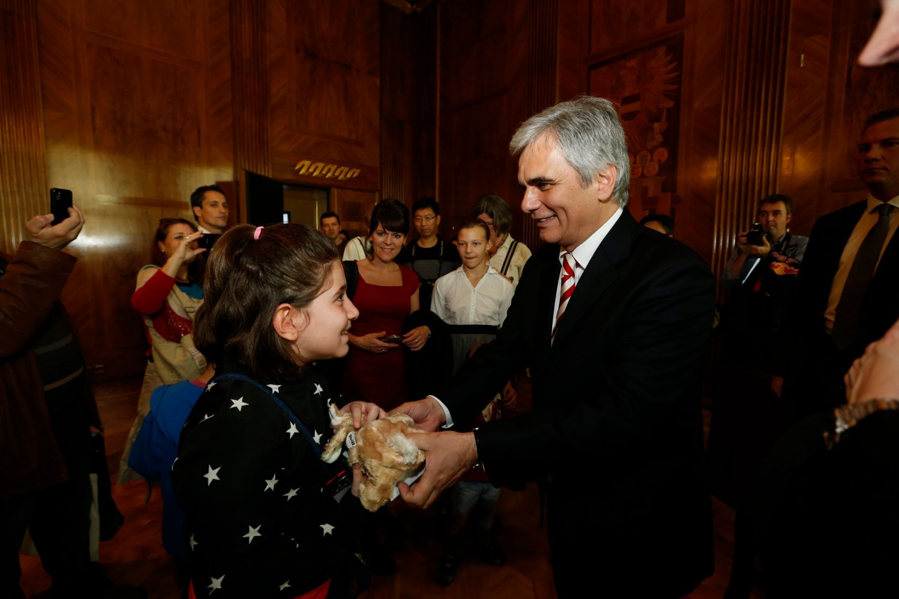 Am 26. Oktober 2013 empfing Bundeskanzler Werner Faymann im Rahmen des Nationalfeiertages Besucherinnen und Besucher im Bundeskanzleramt.