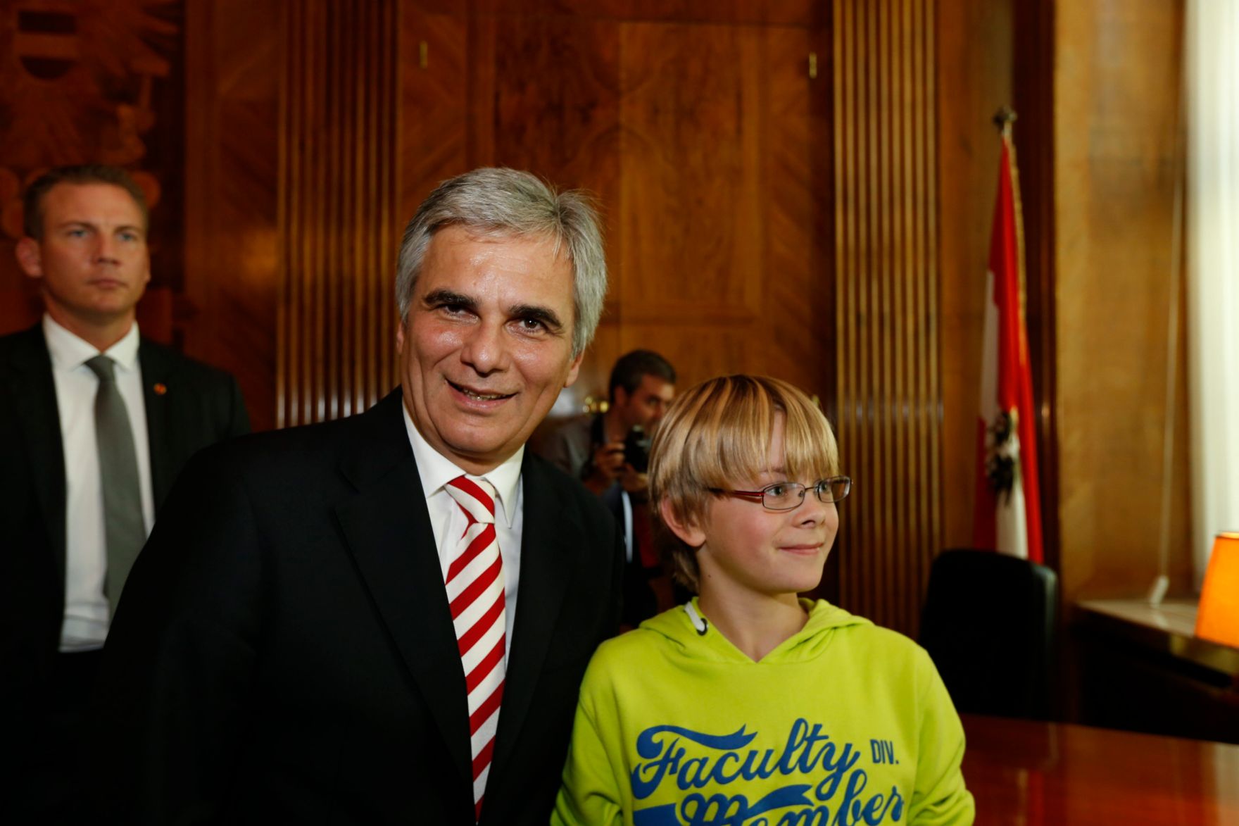 Am 26. Oktober 2013 empfing Bundeskanzler Werner Faymann im Rahmen des Nationalfeiertages Besucherinnen und Besucher im Bundeskanzleramt.