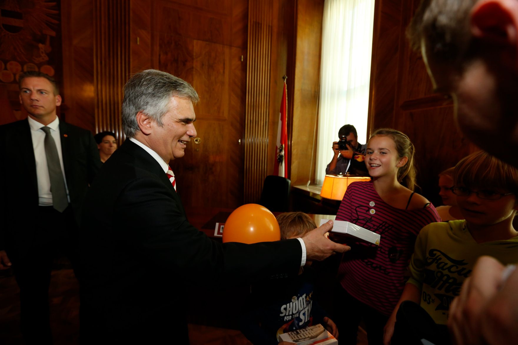 Am 26. Oktober 2013 empfing Bundeskanzler Werner Faymann im Rahmen des Nationalfeiertages Besucherinnen und Besucher im Bundeskanzleramt.