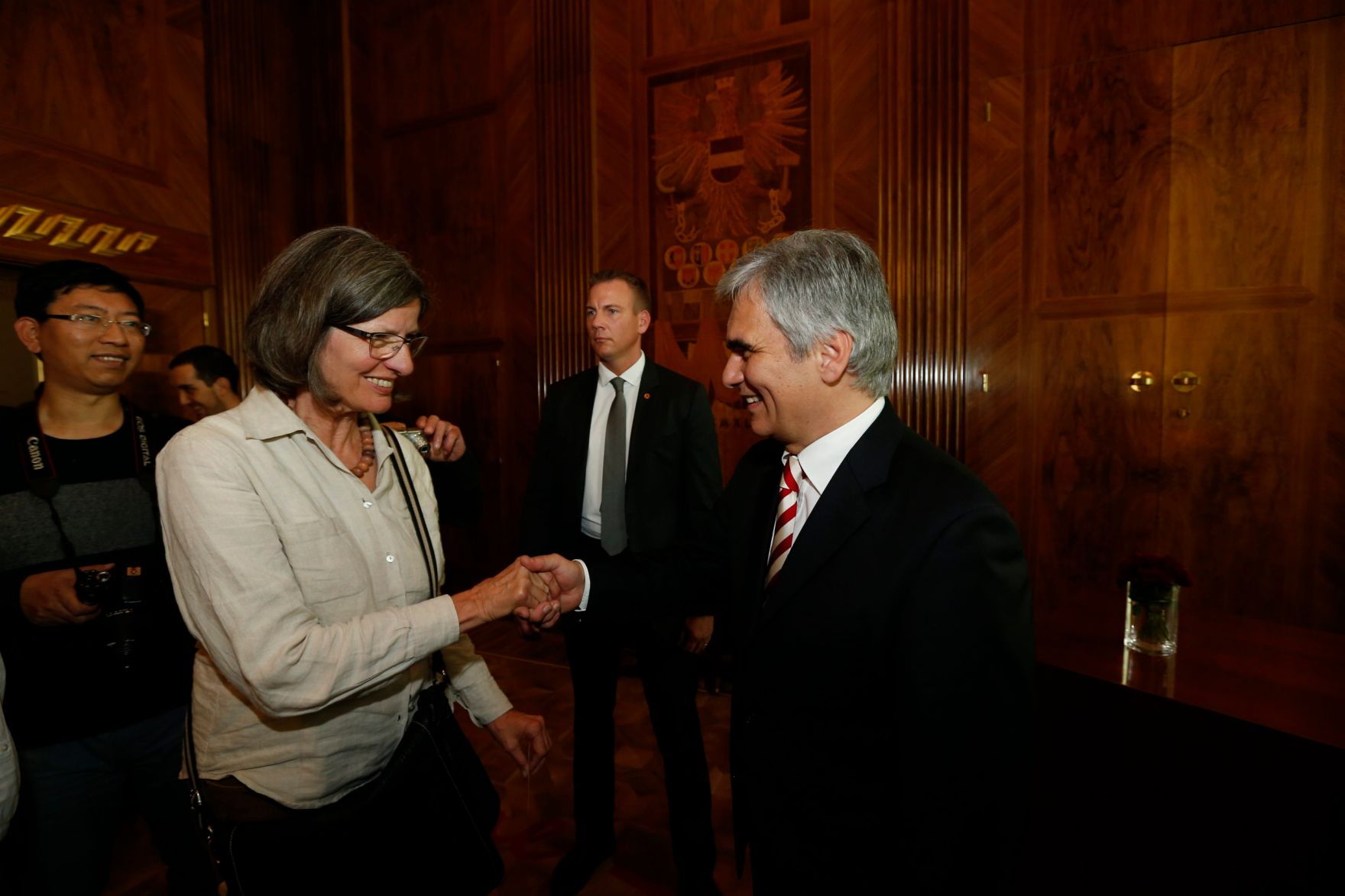 Am 26. Oktober 2013 empfing Bundeskanzler Werner Faymann im Rahmen des Nationalfeiertages Besucherinnen und Besucher im Bundeskanzleramt.