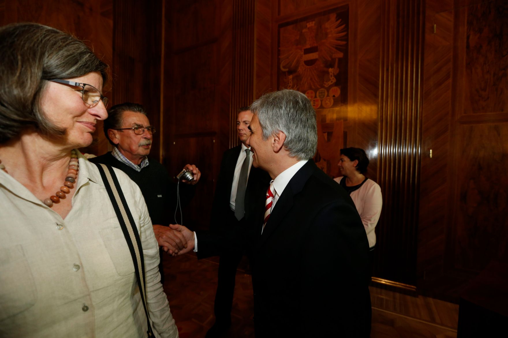 Am 26. Oktober 2013 empfing Bundeskanzler Werner Faymann im Rahmen des Nationalfeiertages Besucherinnen und Besucher im Bundeskanzleramt.