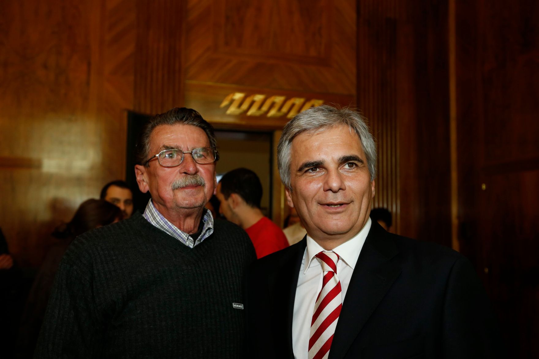 Am 26. Oktober 2013 empfing Bundeskanzler Werner Faymann im Rahmen des Nationalfeiertages Besucherinnen und Besucher im Bundeskanzleramt.