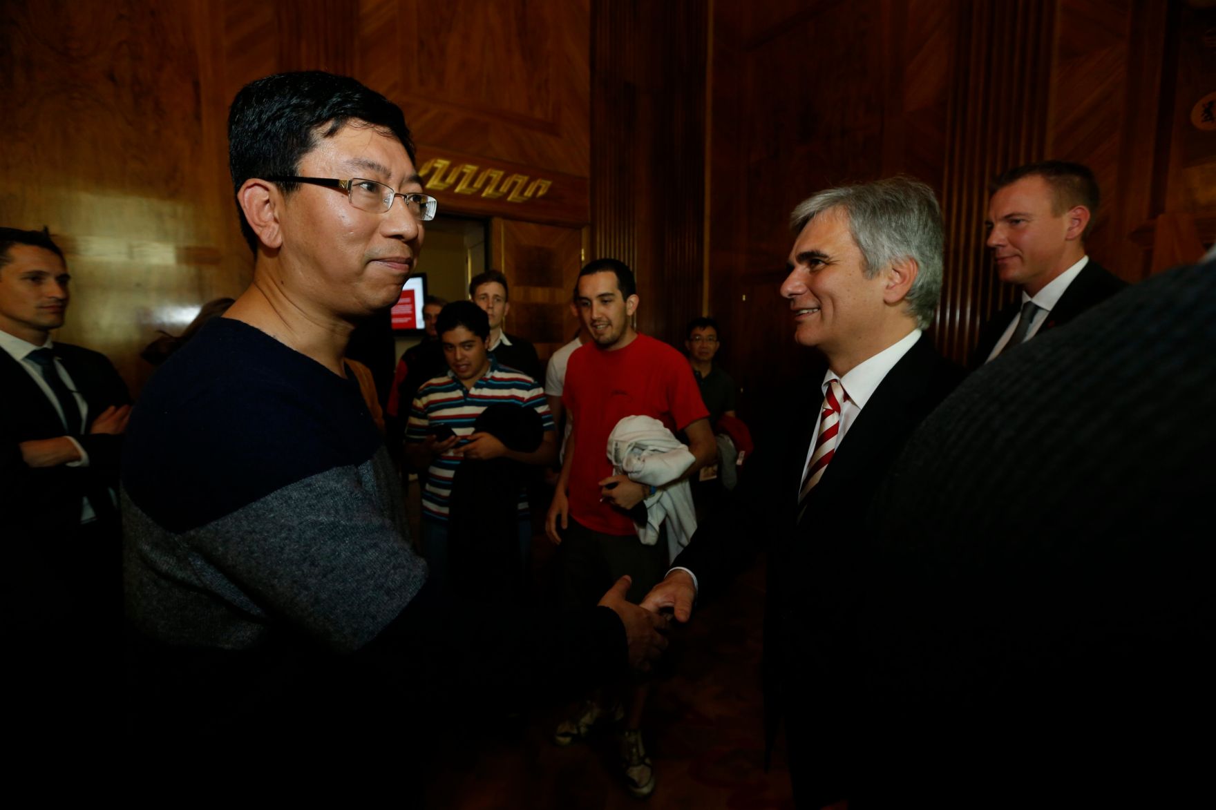 Am 26. Oktober 2013 empfing Bundeskanzler Werner Faymann im Rahmen des Nationalfeiertages Besucherinnen und Besucher im Bundeskanzleramt.