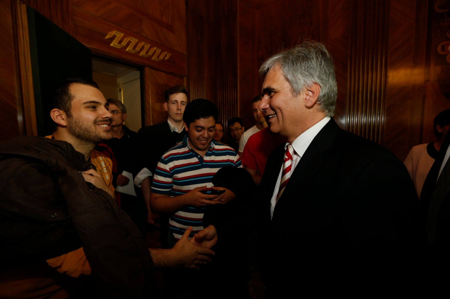 Am 26. Oktober 2013 empfing Bundeskanzler Werner Faymann im Rahmen des Nationalfeiertages Besucherinnen und Besucher im Bundeskanzleramt.