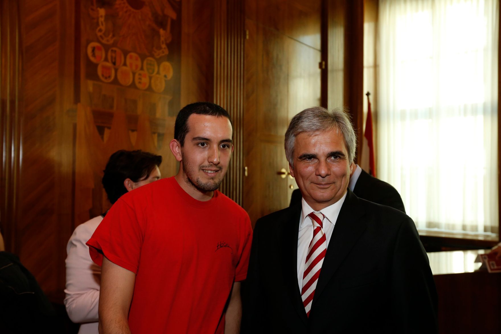 Am 26. Oktober 2013 empfing Bundeskanzler Werner Faymann im Rahmen des Nationalfeiertages Besucherinnen und Besucher im Bundeskanzleramt.