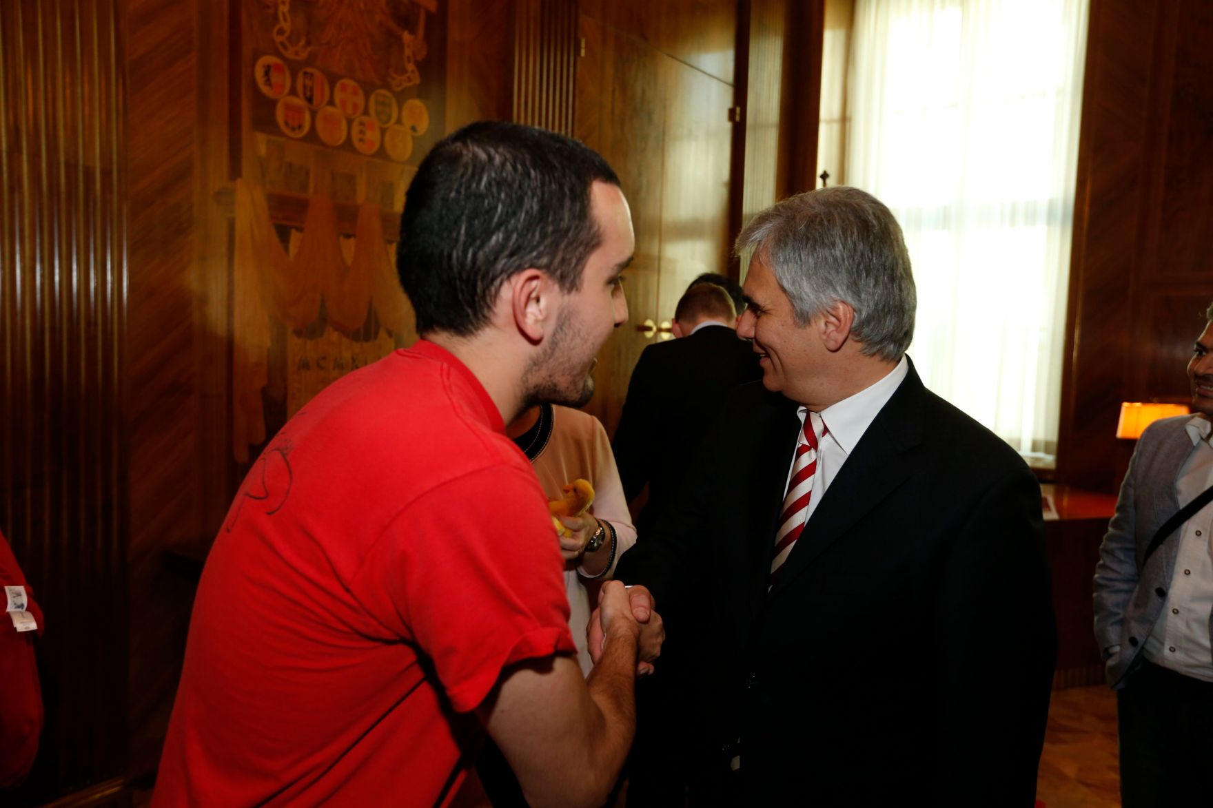 Am 26. Oktober 2013 empfing Bundeskanzler Werner Faymann im Rahmen des Nationalfeiertages Besucherinnen und Besucher im Bundeskanzleramt.