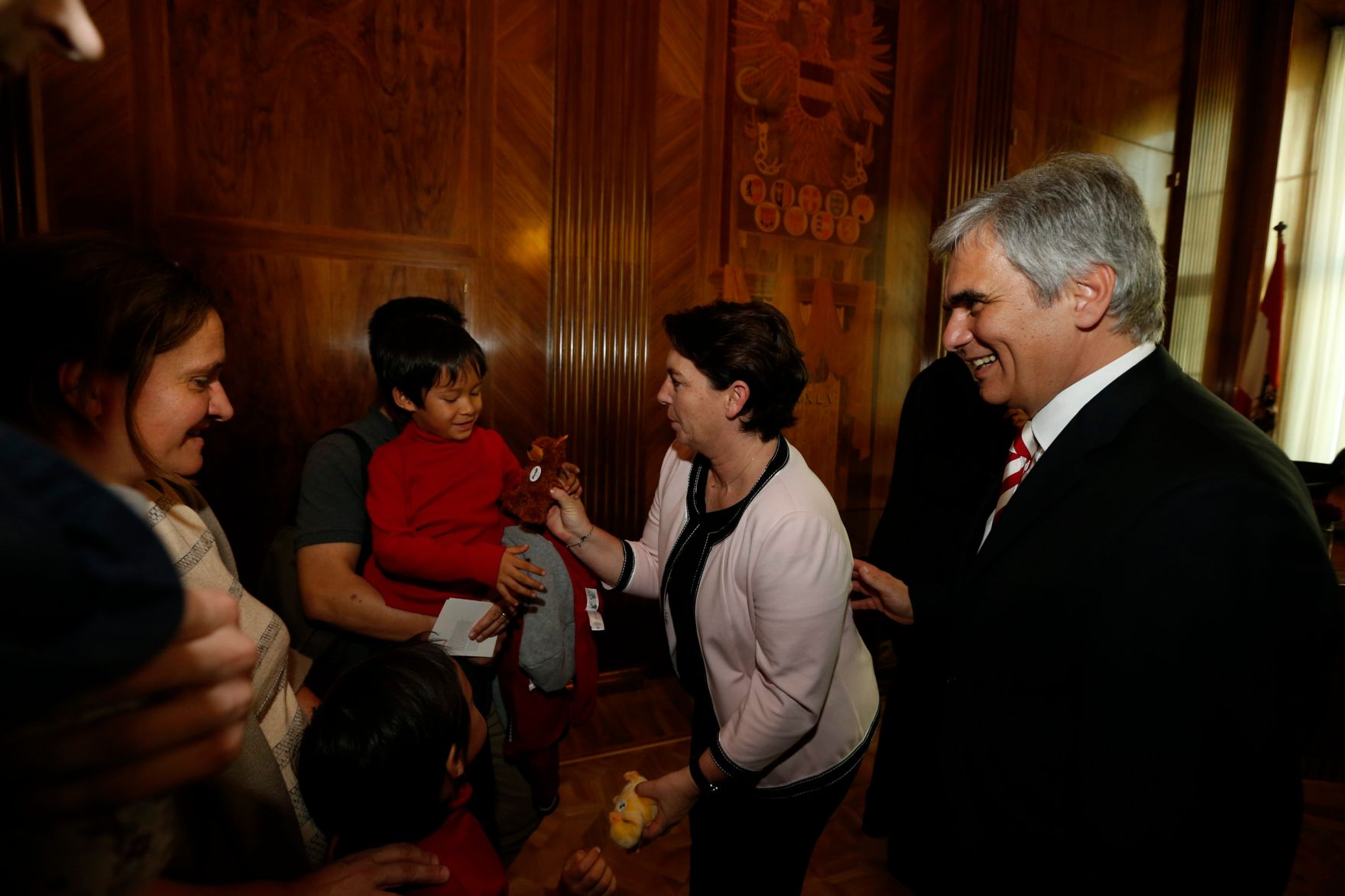 Am 26. Oktober 2013 empfing Bundeskanzler Werner Faymann im Rahmen des Nationalfeiertages Besucherinnen und Besucher im Bundeskanzleramt.