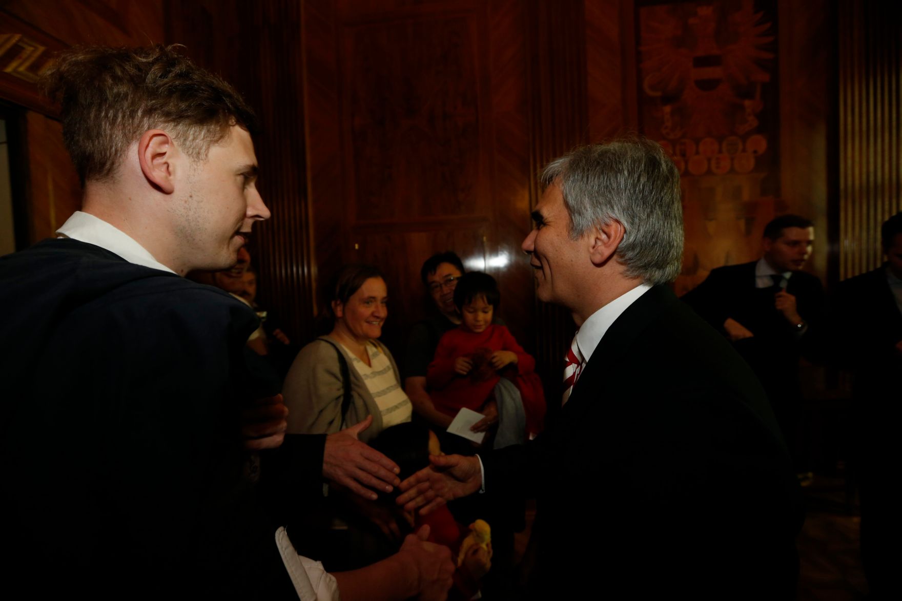 Am 26. Oktober 2013 empfing Bundeskanzler Werner Faymann im Rahmen des Nationalfeiertages Besucherinnen und Besucher im Bundeskanzleramt.