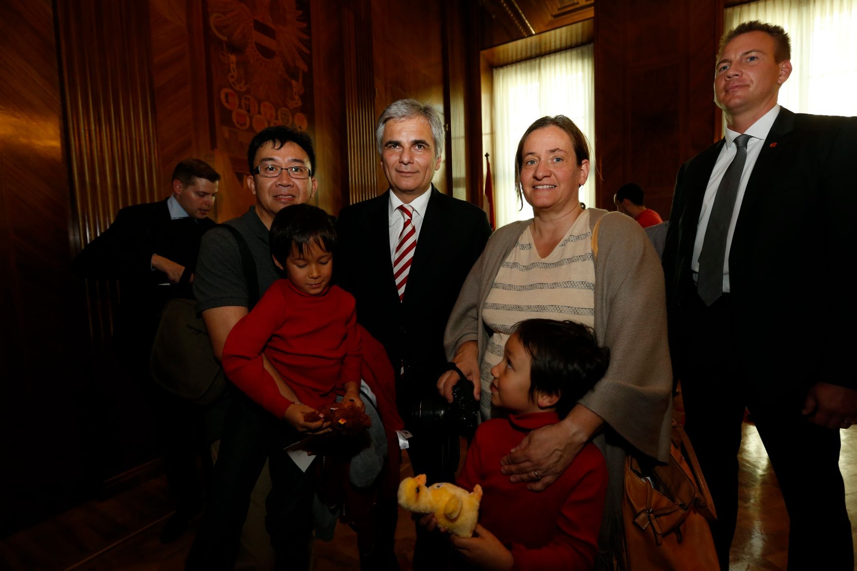 Am 26. Oktober 2013 empfing Bundeskanzler Werner Faymann im Rahmen des Nationalfeiertages Besucherinnen und Besucher im Bundeskanzleramt.