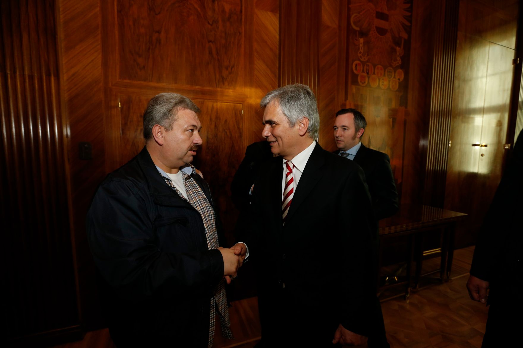 Am 26. Oktober 2013 empfing Bundeskanzler Werner Faymann im Rahmen des Nationalfeiertages Besucherinnen und Besucher im Bundeskanzleramt.