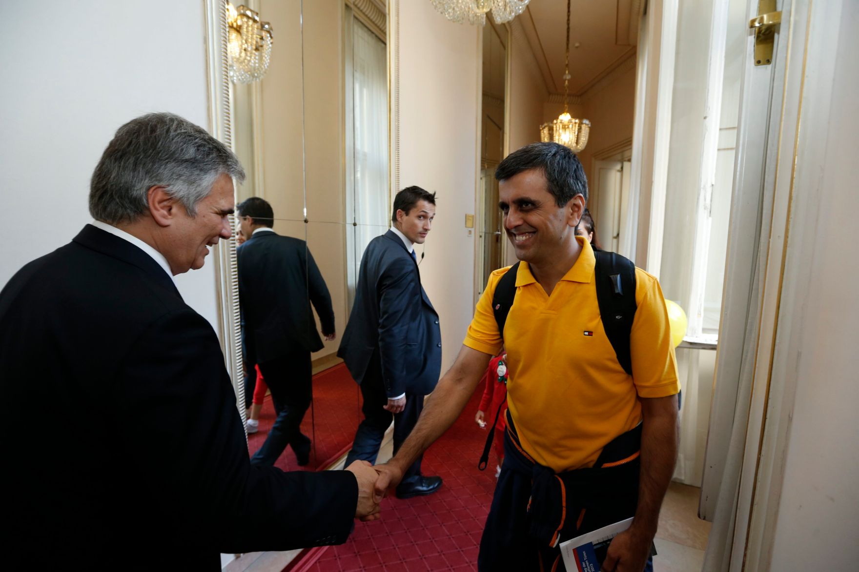 Am 26. Oktober 2013 empfing Bundeskanzler Werner Faymann im Rahmen des Nationalfeiertages Besucherinnen und Besucher im Bundeskanzleramt.