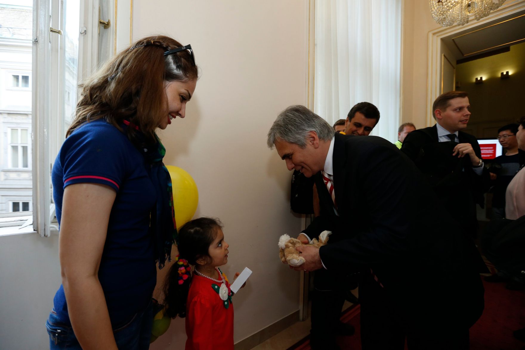 Am 26. Oktober 2013 empfing Bundeskanzler Werner Faymann im Rahmen des Nationalfeiertages Besucherinnen und Besucher im Bundeskanzleramt.