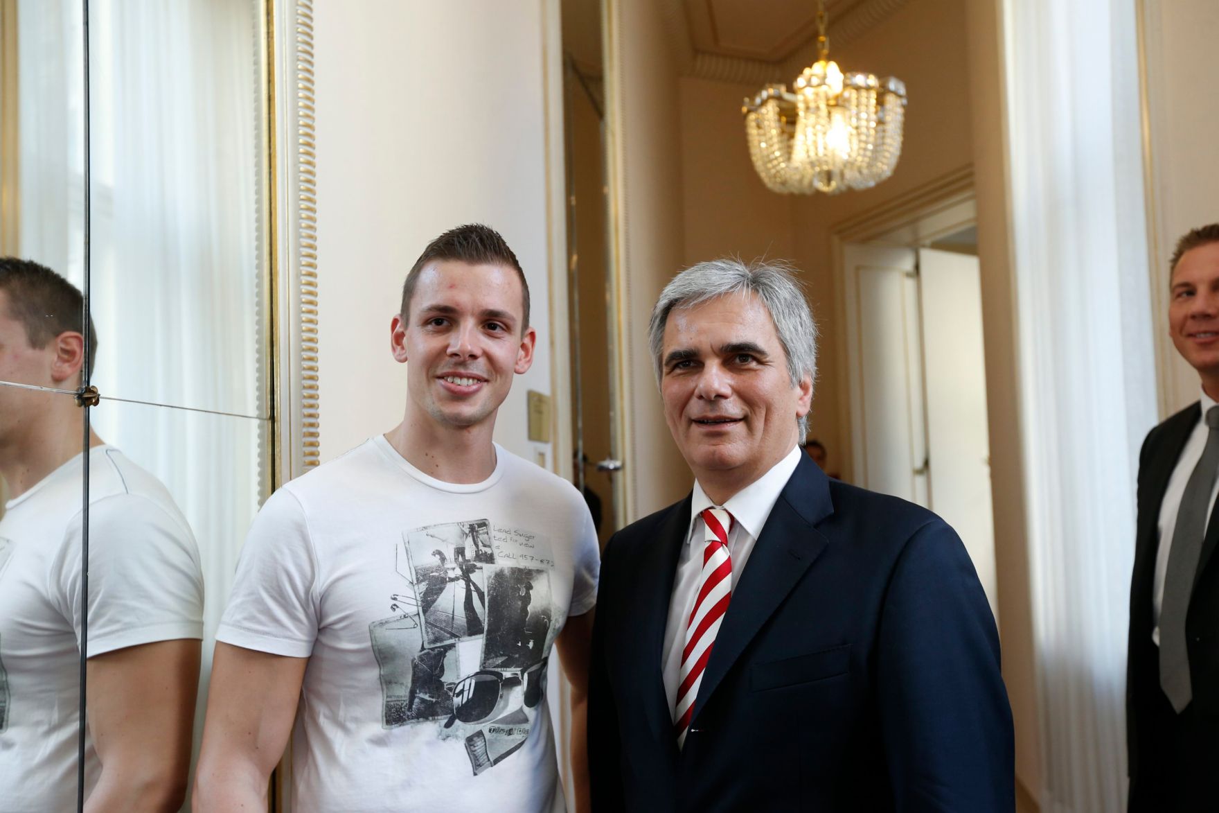 Am 26. Oktober 2013 empfing Bundeskanzler Werner Faymann im Rahmen des Nationalfeiertages Besucherinnen und Besucher im Bundeskanzleramt.