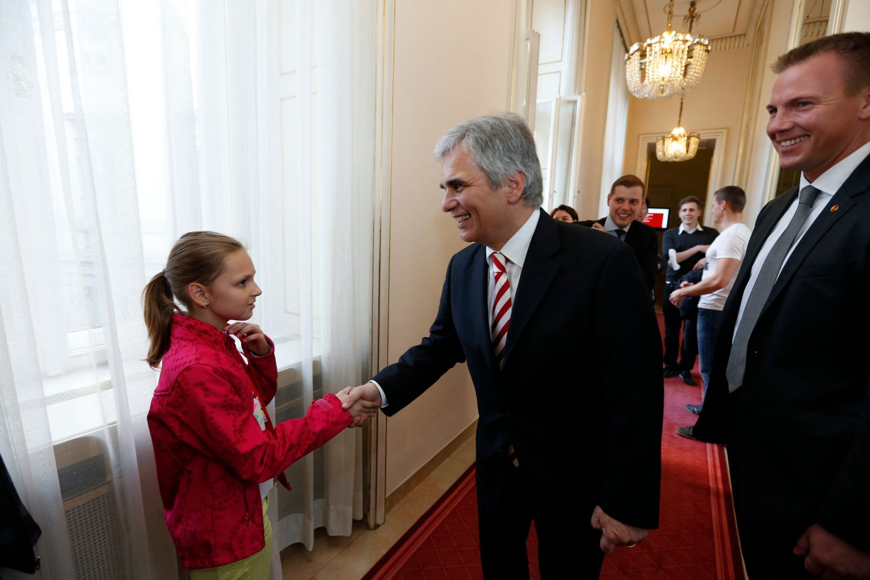 Am 26. Oktober 2013 empfing Bundeskanzler Werner Faymann im Rahmen des Nationalfeiertages Besucherinnen und Besucher im Bundeskanzleramt.