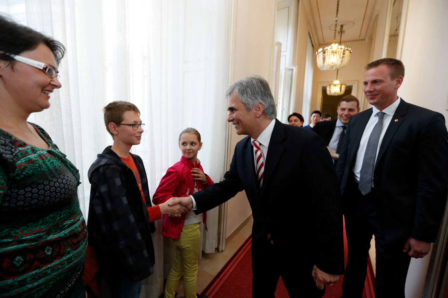 Am 26. Oktober 2013 empfing Bundeskanzler Werner Faymann im Rahmen des Nationalfeiertages Besucherinnen und Besucher im Bundeskanzleramt.