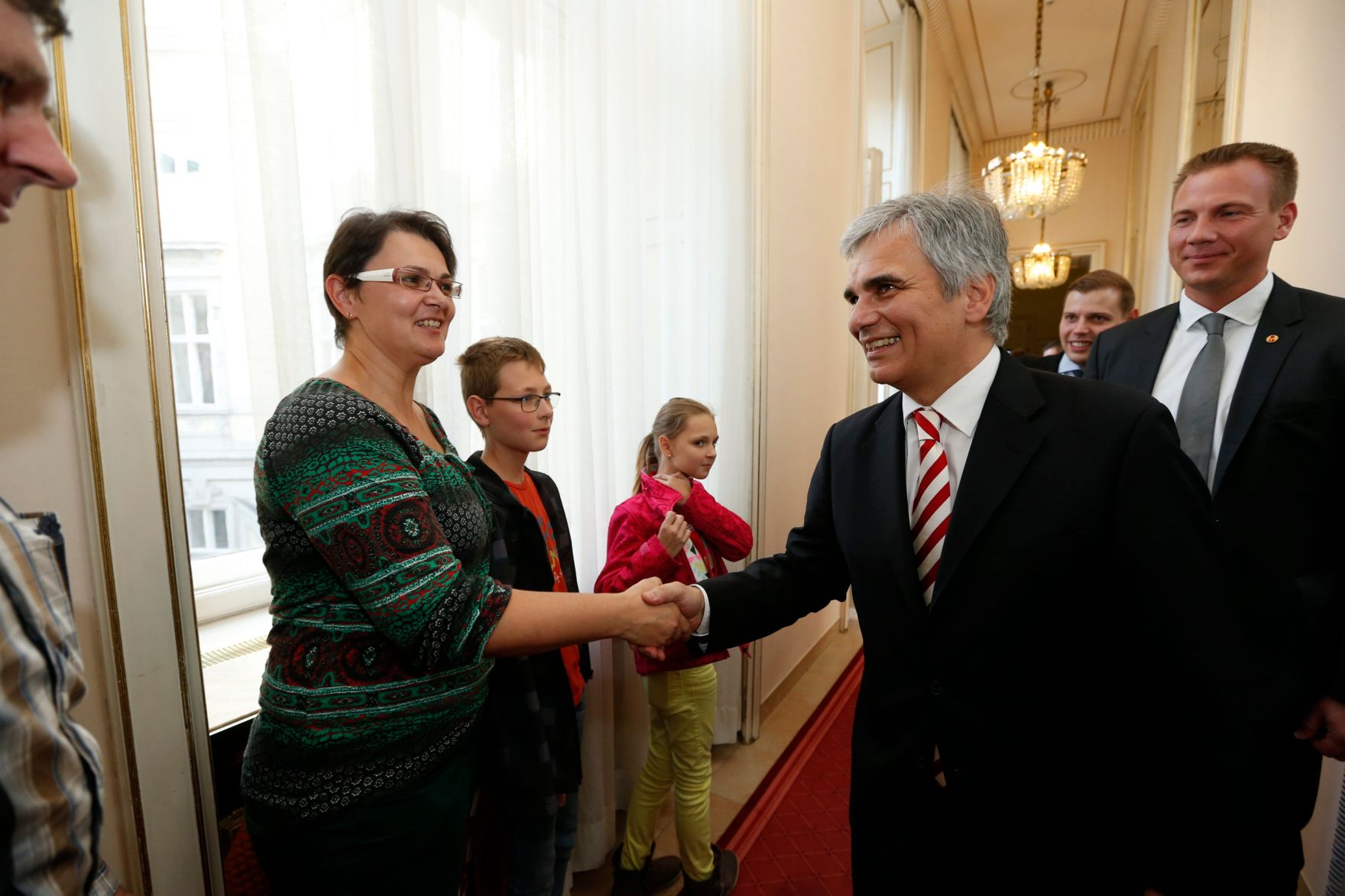 Am 26. Oktober 2013 empfing Bundeskanzler Werner Faymann im Rahmen des Nationalfeiertages Besucherinnen und Besucher im Bundeskanzleramt.