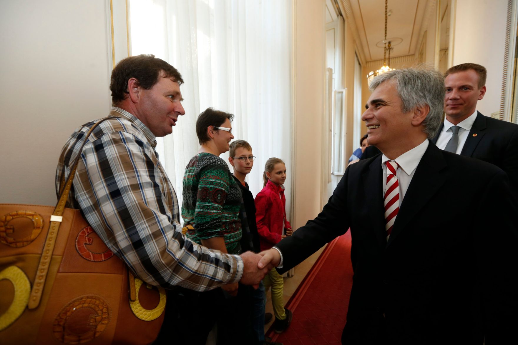 Am 26. Oktober 2013 empfing Bundeskanzler Werner Faymann im Rahmen des Nationalfeiertages Besucherinnen und Besucher im Bundeskanzleramt.