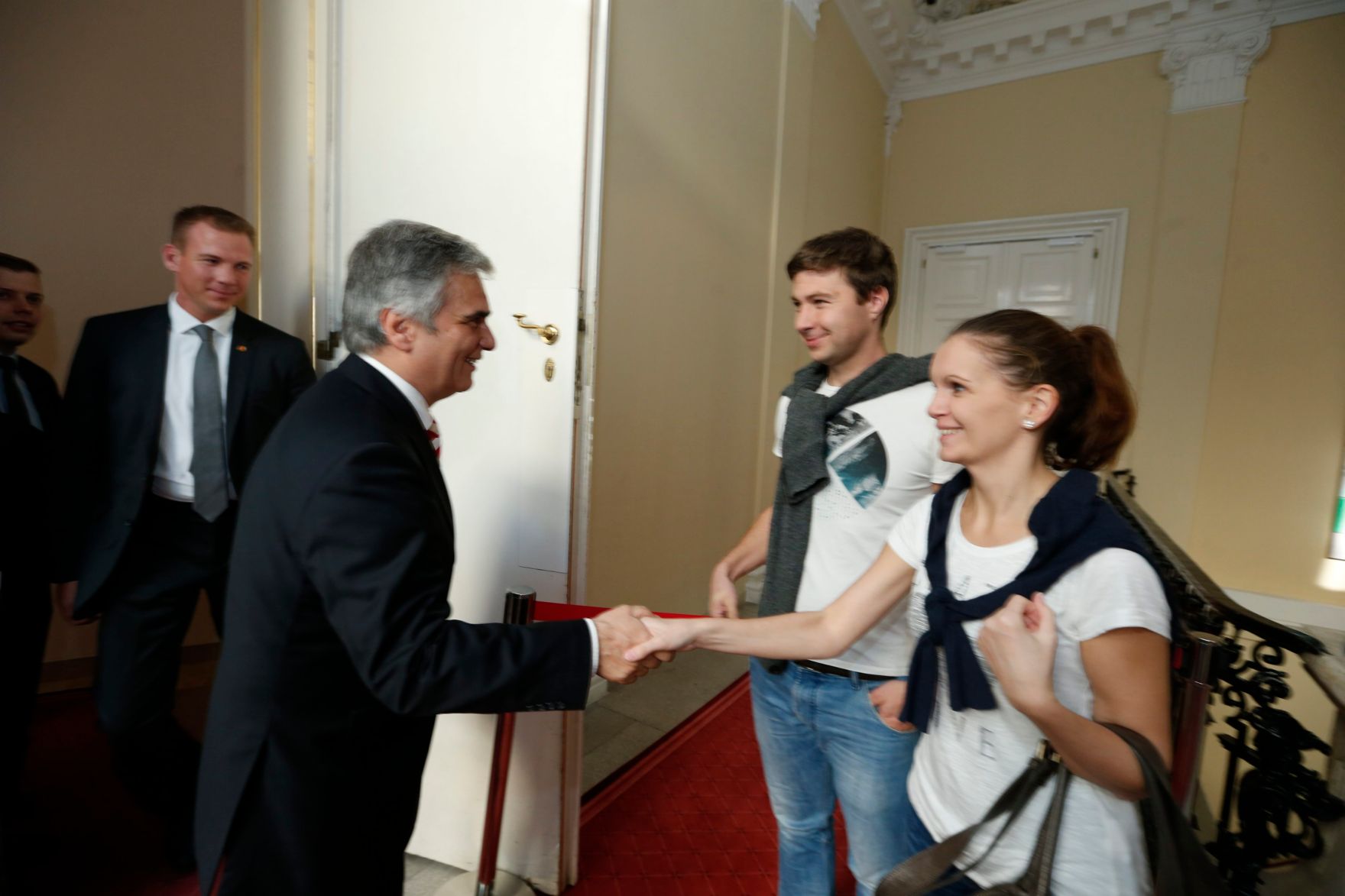Am 26. Oktober 2013 empfing Bundeskanzler Werner Faymann im Rahmen des Nationalfeiertages Besucherinnen und Besucher im Bundeskanzleramt.