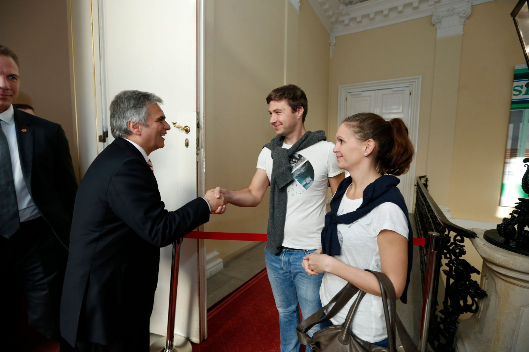 Am 26. Oktober 2013 empfing Bundeskanzler Werner Faymann im Rahmen des Nationalfeiertages Besucherinnen und Besucher im Bundeskanzleramt.