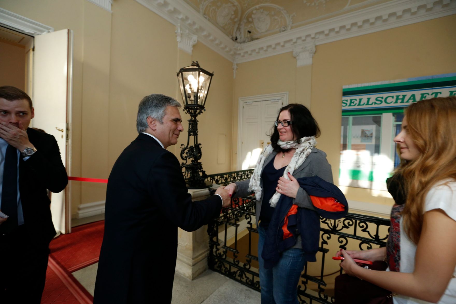 Am 26. Oktober 2013 empfing Bundeskanzler Werner Faymann im Rahmen des Nationalfeiertages Besucherinnen und Besucher im Bundeskanzleramt.