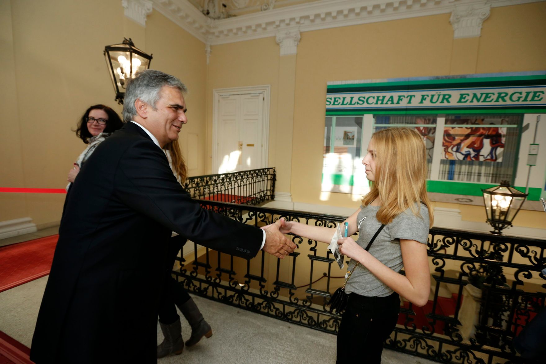 Am 26. Oktober 2013 empfing Bundeskanzler Werner Faymann im Rahmen des Nationalfeiertages Besucherinnen und Besucher im Bundeskanzleramt.