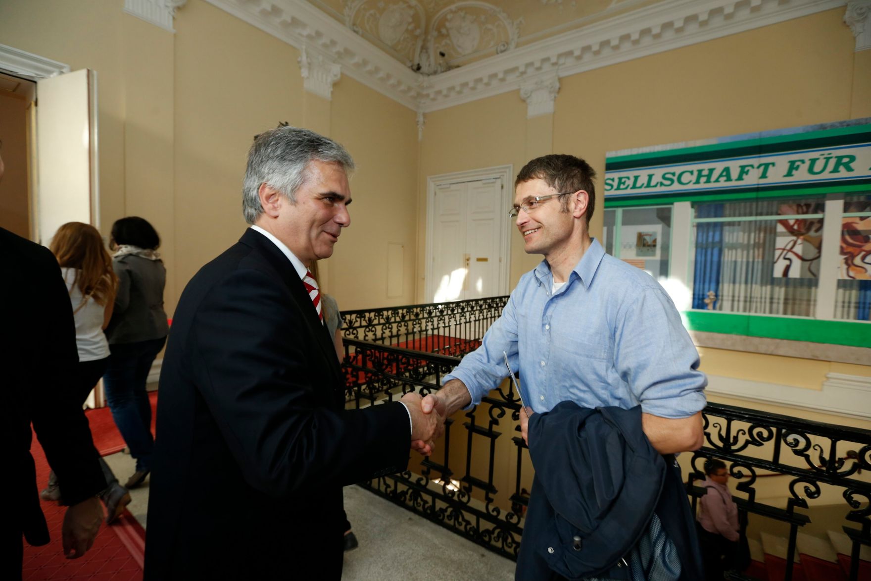 Am 26. Oktober 2013 empfing Bundeskanzler Werner Faymann im Rahmen des Nationalfeiertages Besucherinnen und Besucher im Bundeskanzleramt.