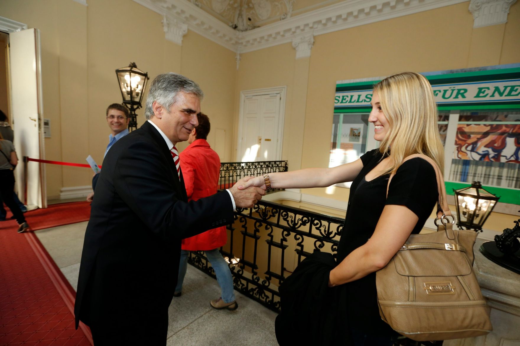 Am 26. Oktober 2013 empfing Bundeskanzler Werner Faymann im Rahmen des Nationalfeiertages Besucherinnen und Besucher im Bundeskanzleramt.