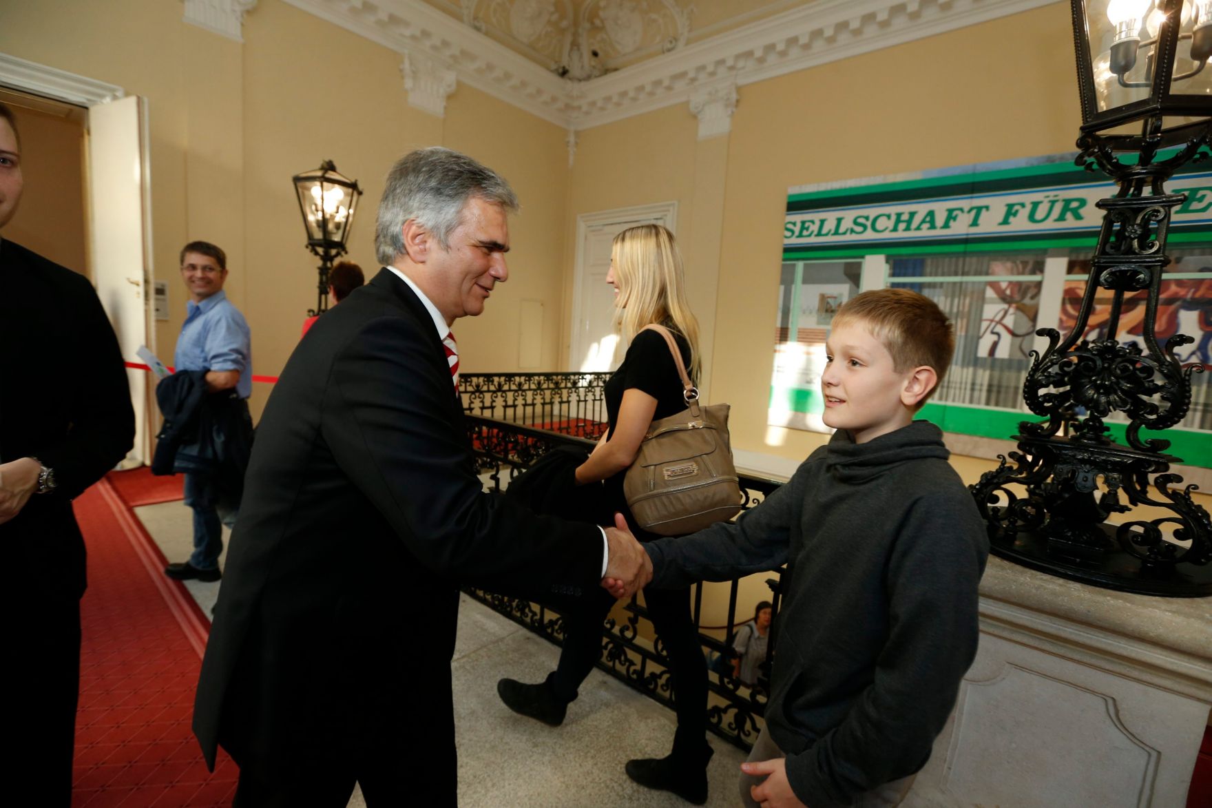 Am 26. Oktober 2013 empfing Bundeskanzler Werner Faymann im Rahmen des Nationalfeiertages Besucherinnen und Besucher im Bundeskanzleramt.