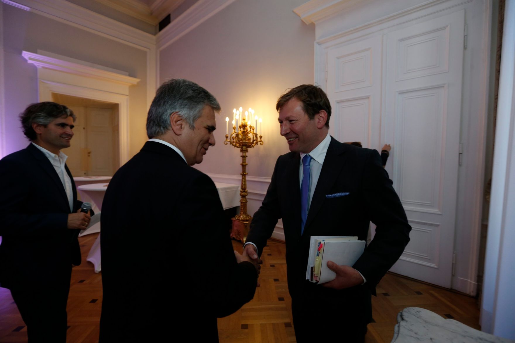 Am 26. Oktober 2013 empfing Bundeskanzler Werner Faymann im Rahmen des Nationalfeiertages Besucherinnen und Besucher im Bundeskanzleramt.
